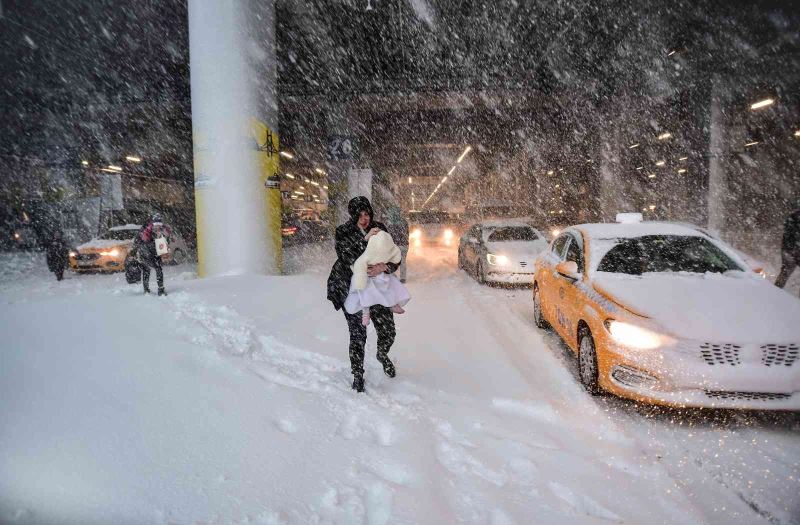 İstanbul Havalimanı’ndaki kar esareti objektiflere yansıdı