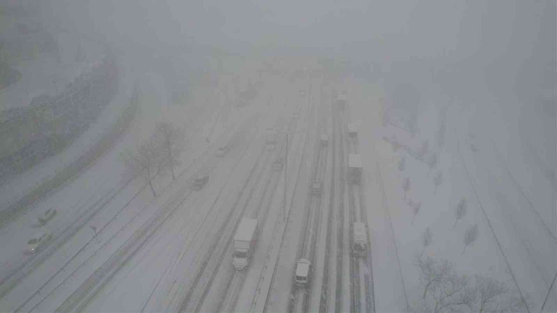 TEM’de kar yağışı nedeniyle trafik durma noktasına geldi

