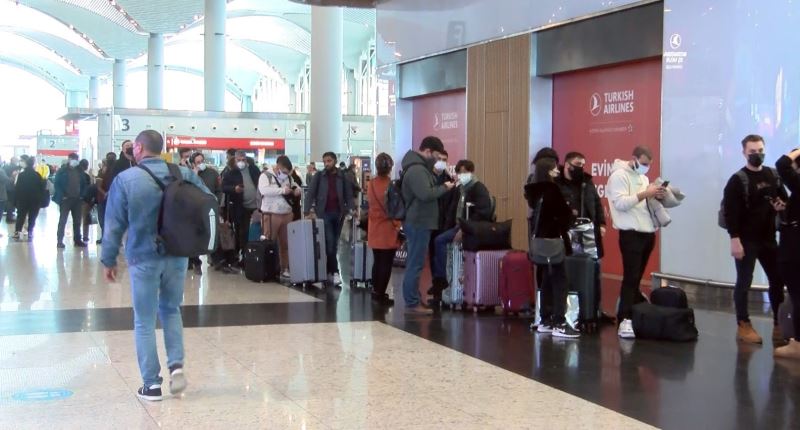 Uçuşları iptal olan yolcuların İstanbul Havalimanı’nda bekleyişi sürüyor