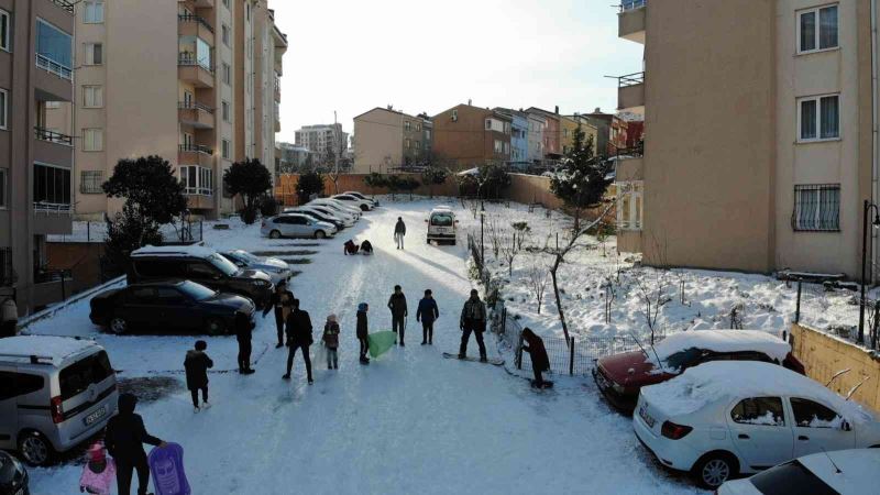 Pendik’te kayaksever bahçede snowboard yaptı, çocuklar poşetle eşlik etti