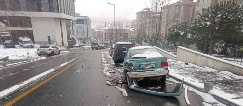 İstanbul’da kar kazası: Yokuş aşağıya kayan cip 11 araca çarptı
