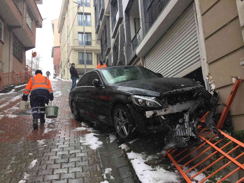 Sokak araları buz pistine döndü, bir araç kayarak garaja daldı
