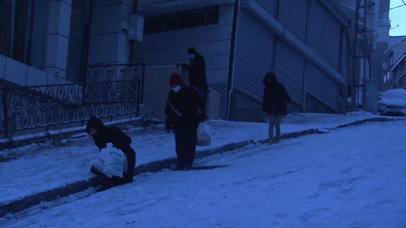 Esenyurt’ta cadde ve sokaklar buz pistine döndü
