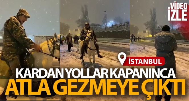 İstanbul’da karda ilginç görüntü: Yollar kapanınca atla gezmeye çıktı