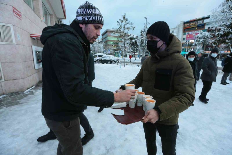 Karda işe giden Gaziosmanpaşalılara sıcak çorba ikramı
