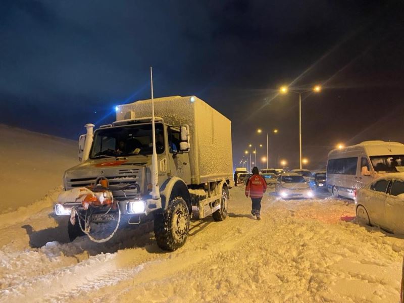 UMKE ekipleri, kanser hastası yaşlı amcaya karlı yolları aşarak ulaştı
