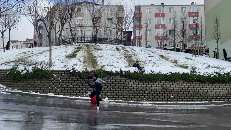 Ümraniye’de çocukların tehlikeli kayma oyunu yürekleri ağza getirdi

