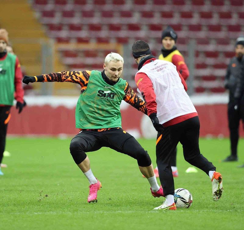 Galatasaray, çift antrenmanla günü tamamladı
