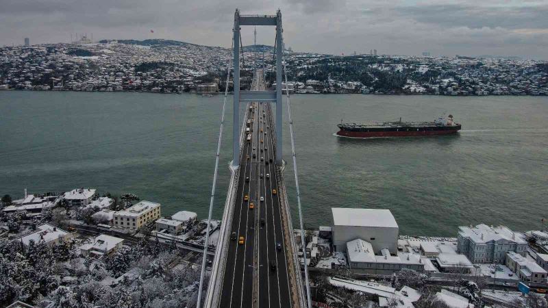 Beyaza bürünen İstanbul Boğazı havadan görüntülendi
