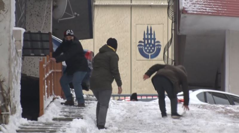 Buz pistine dönen sokakta vatandaşlar güçlükle yürüdü, 2 kişi düşüp yaralandı
