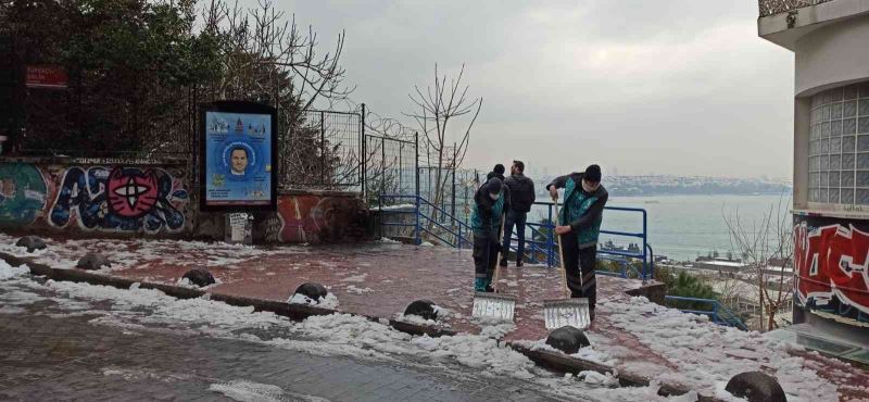Beyoğlu Belediyesi’nden buzlanmaya karşı yoğun mesai
