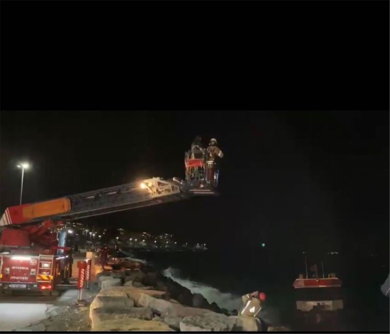 Kadıköy’de balıkçı teknesi karaya oturdu, mahsur kalan 2 kişi kurtarıldı