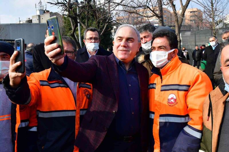 Karda görev yapan çalışanlara Fatih’te balık ekmek ikramı
