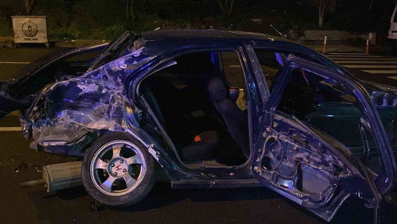 Maltepe’de kontrolünü kaybeden otomobil park halindeki minibüse çarptı: 3 yaralı