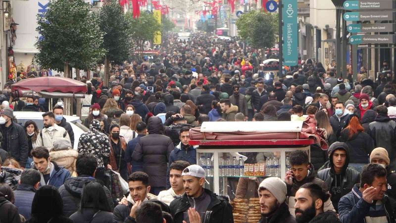 İstanbul’da kar esaretinin ardından vatandaşlar soluğu Taksim’de aldı