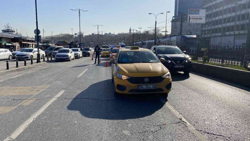 Eminönü’nde kurallara uymayan taksicilere ceza yağdı
