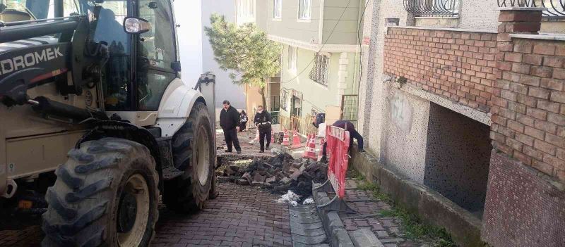 Kağıthane’de su borusu patladı, cadde sele döndü