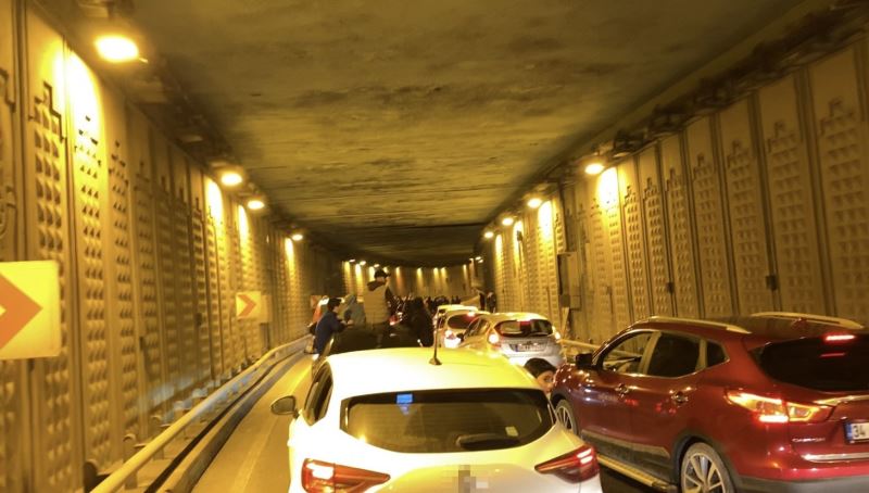 Ümraniye’de asker eğlencesinde trafik magandaları alt geçidi trafiğe kapattı