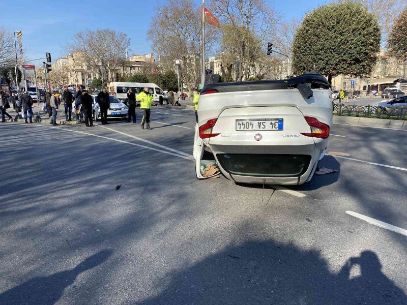 Fatih’te öğrenci servisiyle otomobil çarpıştı: 2 yaralı