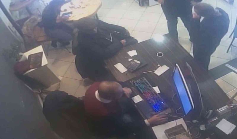 Kadıköy’de yardımsever vatandaş, yaşlı adamın unuttuğu cüzdanı teslim etti
