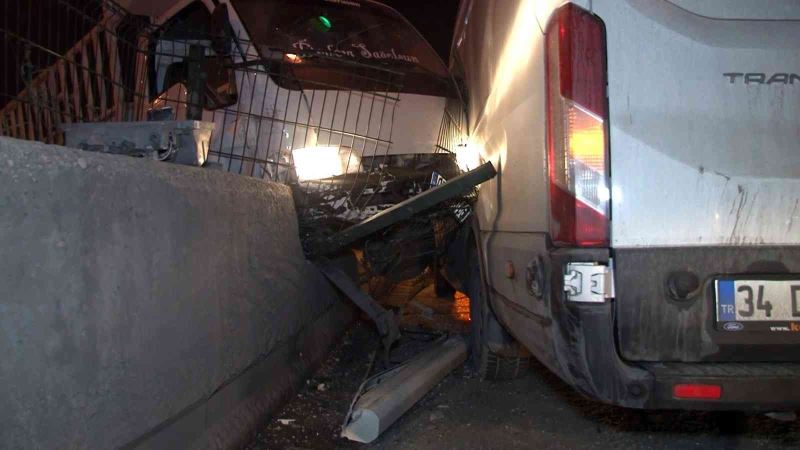 Avcılar Gişeleri’nde kamyonet karşı şeritten gelen panelvana çarptı