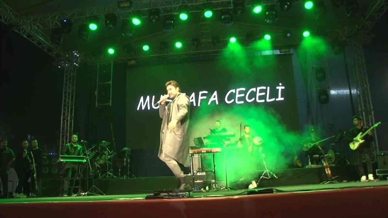 Bağcılarlı gençler  Mustafa Ceceli konserleriyle coştu