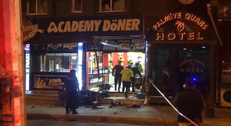 Ataşehir’de aracının direksiyon hakimiyetini kaybeden kamyonet şoförü dükkana daldı: 1 ölü, 1 yaralı