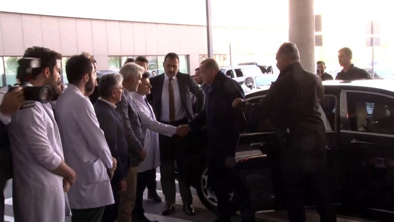 Cumhurbaşkanı Recep Tayyip Erdoğan, yaralı madencileri ziyaret etmek üzere Çam ve Sakura Şehir Hastanesine geldi.
