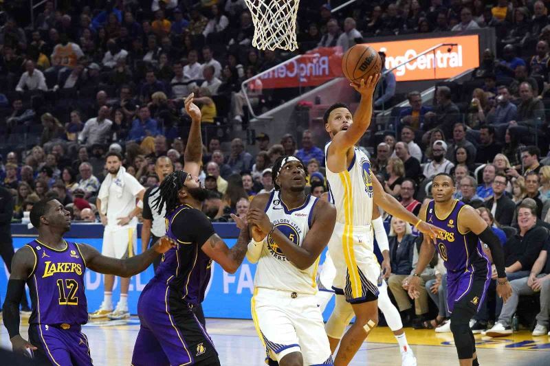 Son şampiyon Golden State Warriors galibiyetle başladı
