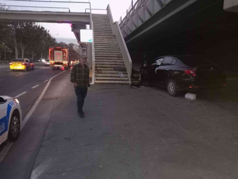 Şişli’de kontrolden çıkan otomobil üst geçit merdivenlerine çarptı: 1 yaralı