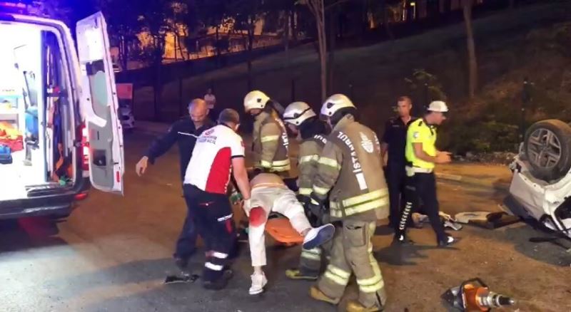 Ümraniye’de otomobil refüje çarpıp köprüden aşağıya düştü: 1 ölü, 1 yaralı
