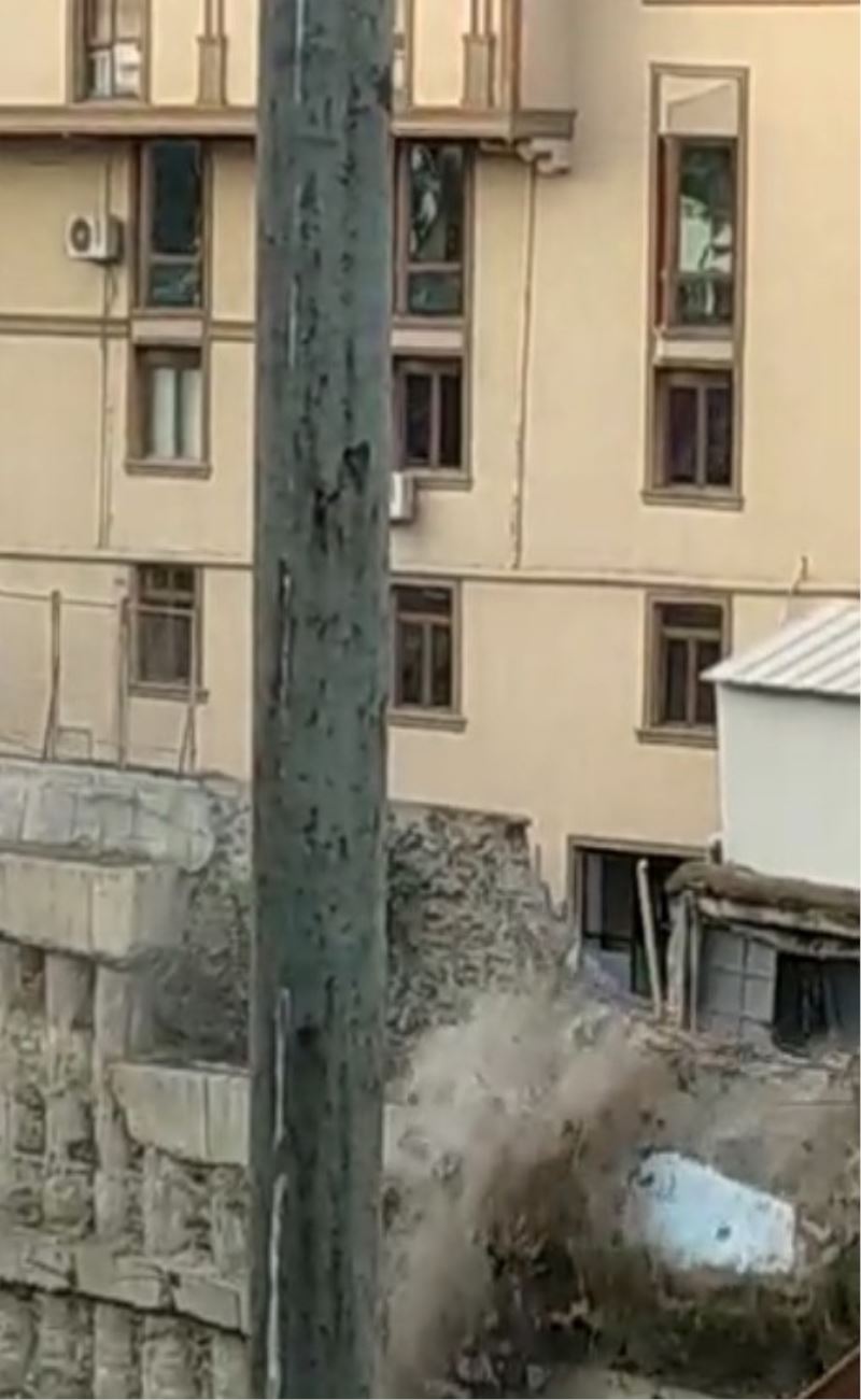 Küçükçekmece’de inşaatın istinat duvarı çöktü, çökme anı kameraya yansıdı
