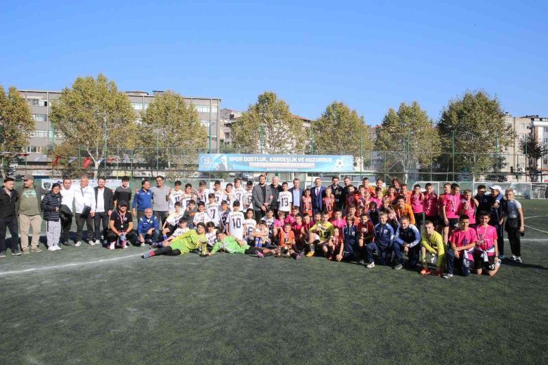 Genç Yaş Futbol şampiyonasına Bayrampaşa ev sahipliği yaptı

