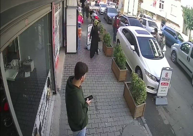 Arnavutköy’de park kavgasında silahlar konuştu 1’i çocuk 2 kişi yaralanarak hastaneye kaldırıldı