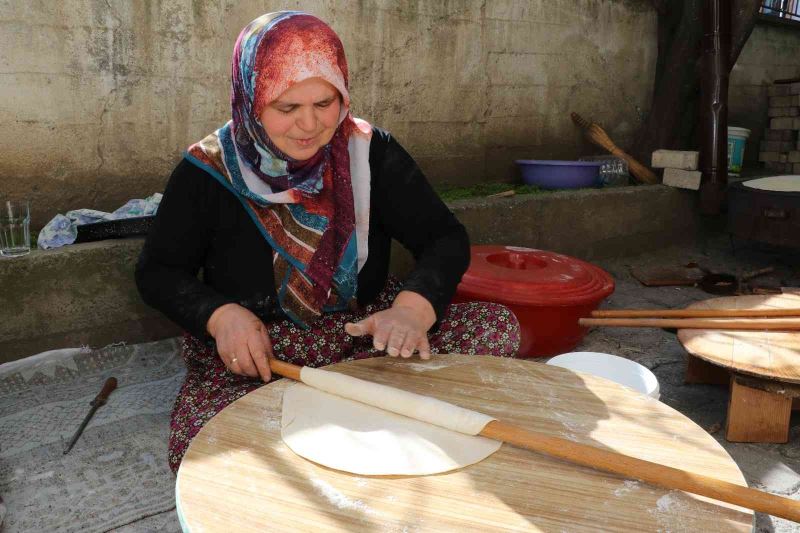 Amasyalı kadınlar kışlık ‘erişte ve ‘cimcik’ için kolları sıvadı
