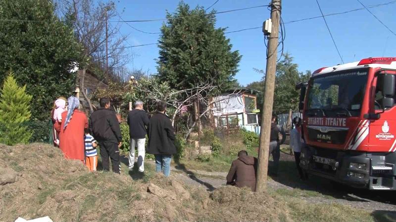 Sarıyer’de tek katlı gecekondunun çatısı alev alev yandı