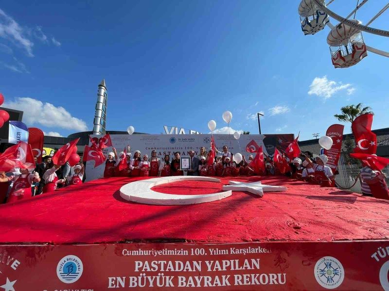 Tuzlalı miniklerden Cumhuriyet Bayramı’na özel Guinness rekoru: Dev Türk Bayraklı pasta yaptılar