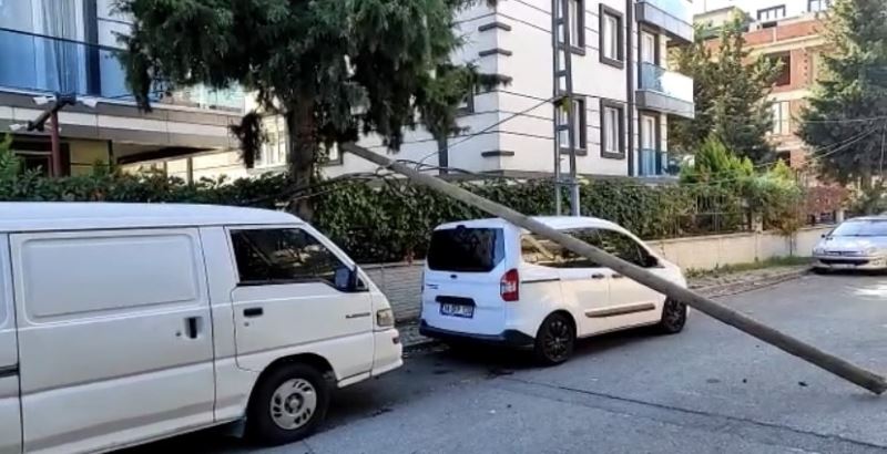 Sultanbeyli’de tüp yüklü kamyonun çarptığı direk park halindeki otomobilin üzerine devrildi