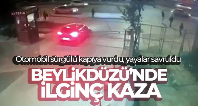 Beylikdüzü’nde ilginç kaza: Otomobil sürgülü kapıya vurdu, 3 kişi yaralandı