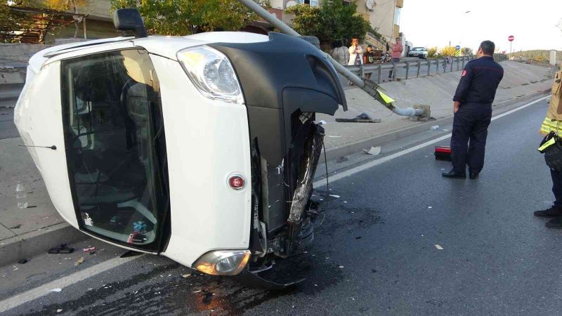 Maltepe’de çekçekçiye çarpmamak için manevra yapan araç direğe çarpıp yan yattı
