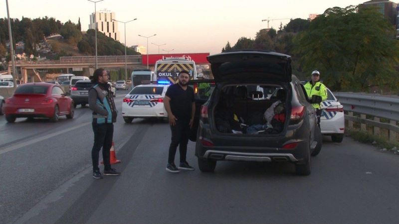 Kadıköy’de ehliyetsiz araç kullanan rap şarkıcısı denetime takıldı
