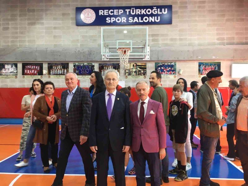 Bayrampaşa’da yenileme çalışmaları tamamlanan Recep Türkoğlu Kapalı Spor Salonu açıldı