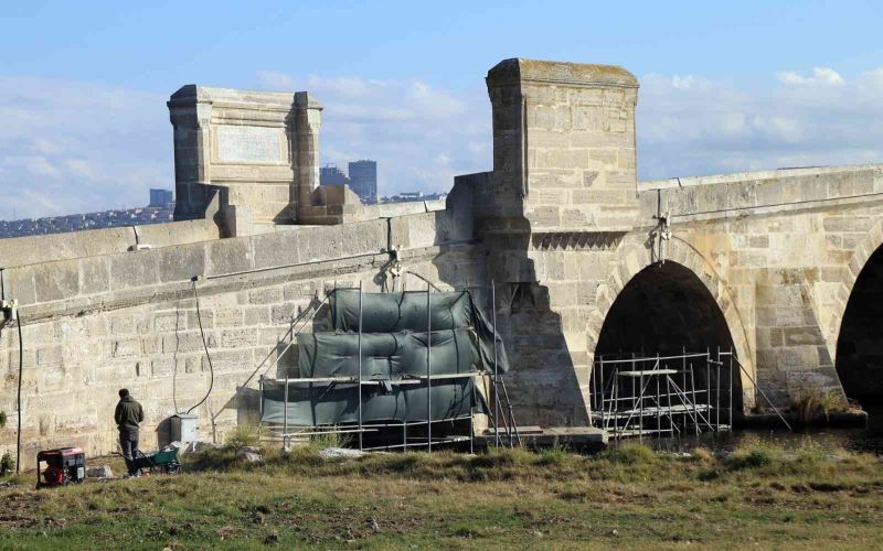 Çökme riski taşıyan tarihi köprüde restorasyon çalışması başlatıldı
