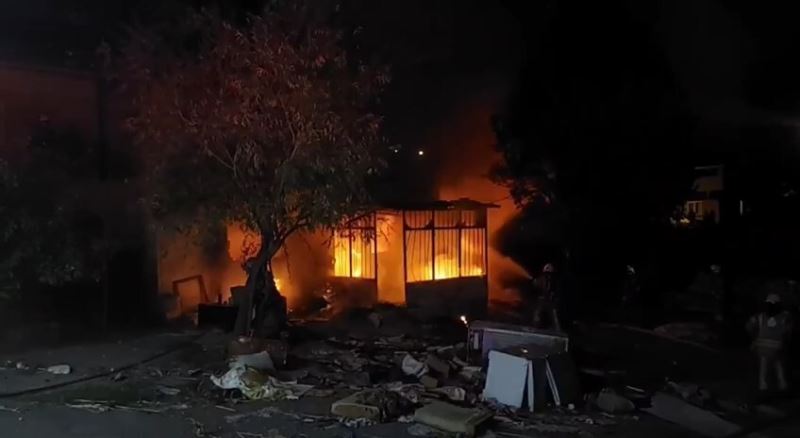 Çekmeköy’de gece kondu alev alev yandı