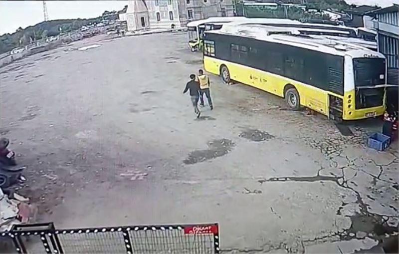 Arnavutköy’de 2 kişi park halindeki otobüslerin aküsünü çaldı
