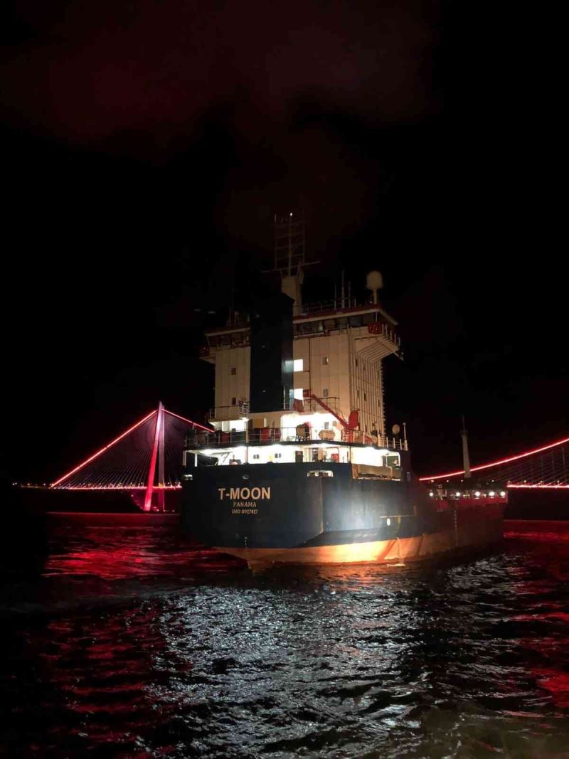 İstanbul Boğazı’nda arıza yapan gemi kurtarılarak demirletildi

