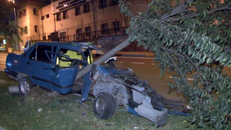 Küçükçekmece’de kontrolden çıkan otomobil ağaca saplandı: 3 yaralı

