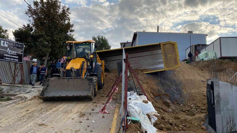 Üsküdar’da toprak dökümü yapan hafriyat kamyonu devrildi