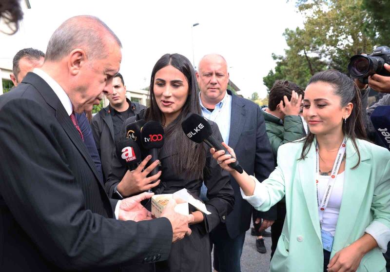 Cumhurbaşkanı Erdoğan, basın mensuplarına kandil simidi ikram etti
