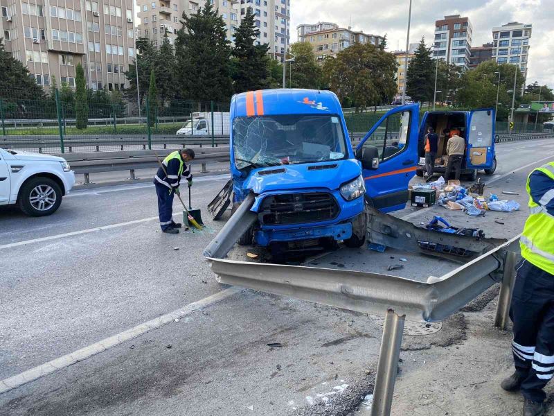 Kadıköy’de kargo aracı bariyerlere ok gibi saplandı, bariyer kasadan çıktı